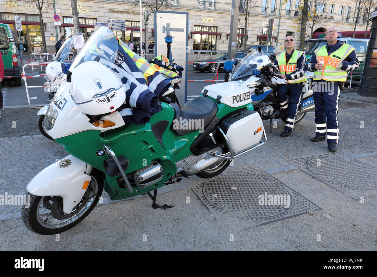 Berlino Germania - polizia tedesca ( Polizei ) BMW moto con gli ufficiali in Unter den Linden Foto Stock