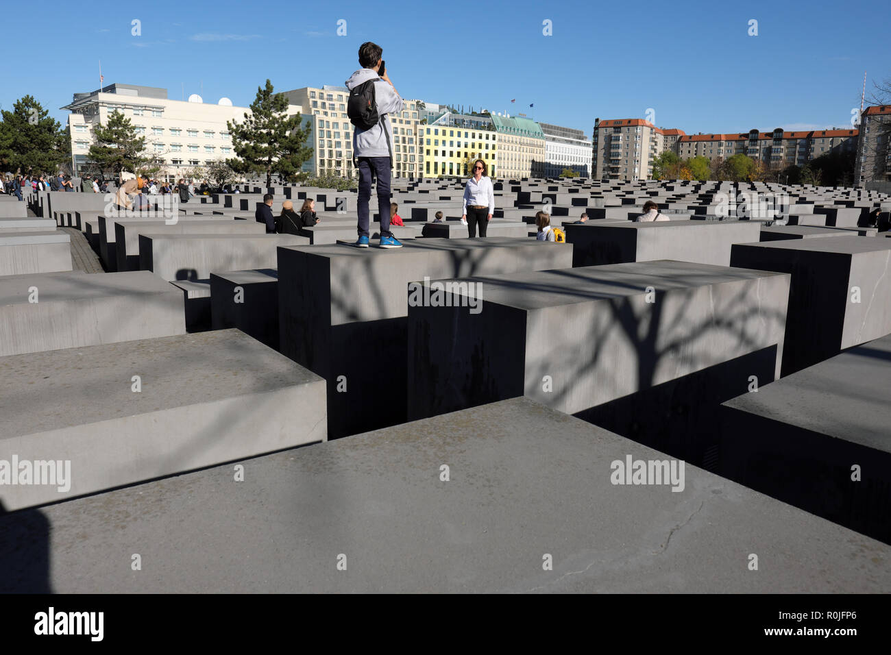 Berlino Germania visitatori presso il memoriale della assassinato ebrei di Europa in autunno 2018 Foto Stock