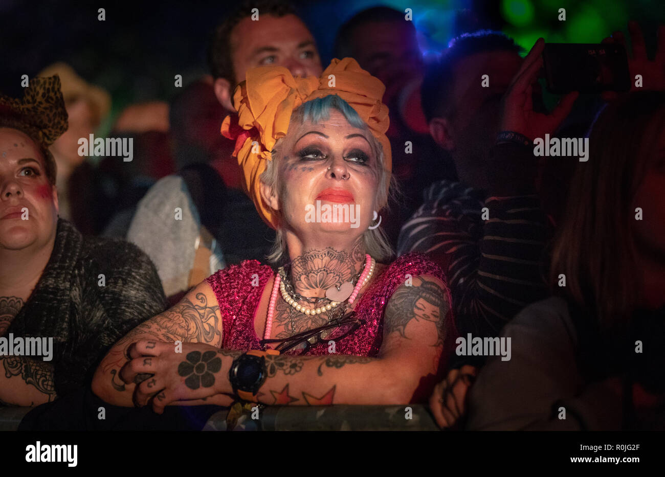 La donna alternativa con tatuaggi guardando la fine della strada festival in Dorset nel Regno Unito 2018 Foto Stock