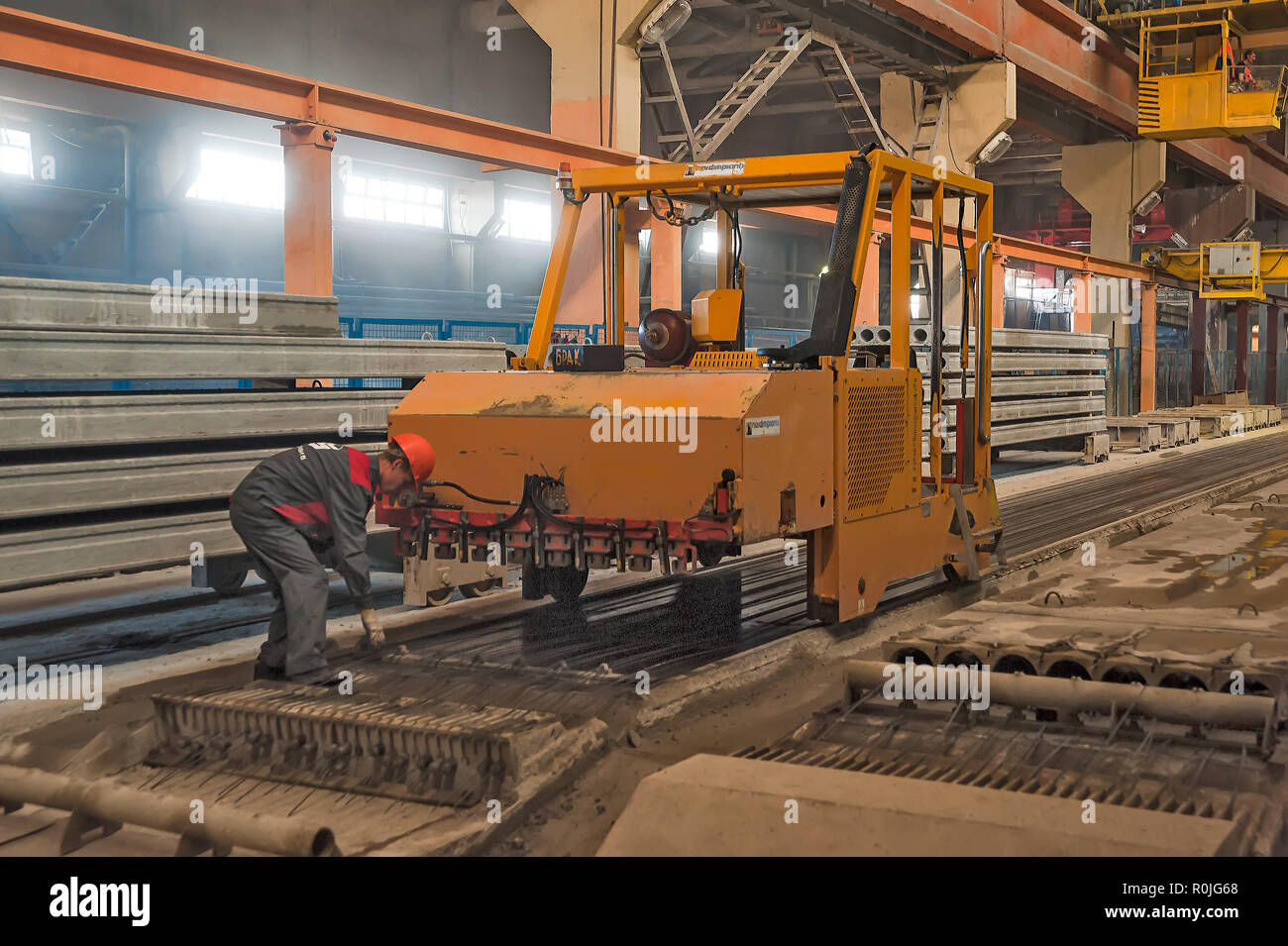 Tyumen, Russia - Agosto 13, 2013: creazione di blocco dipartimento al materiale di costruzione fabbrica ZHBI-5 Foto Stock