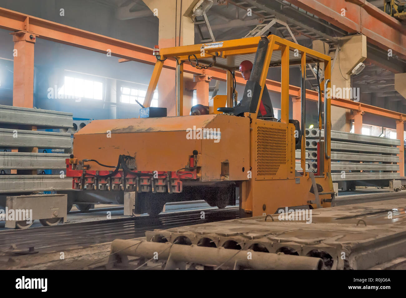 Tyumen, Russia - Agosto 13, 2013: creazione di blocco dipartimento al materiale di costruzione fabbrica ZHBI-5 Foto Stock