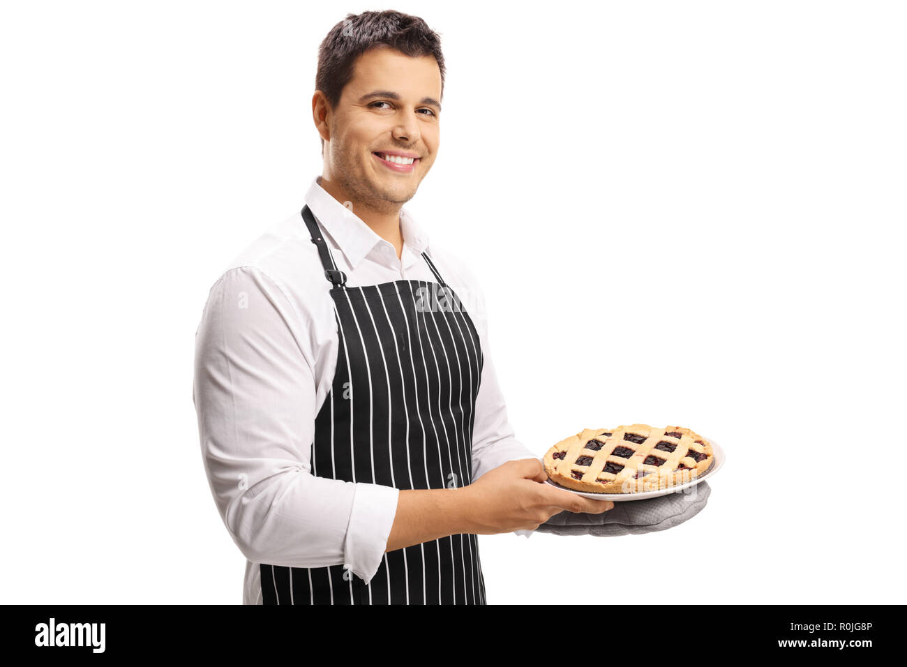 Sorridente giovane azienda una torta isolati su sfondo bianco Foto Stock