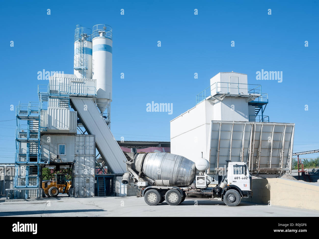 Tyumen, Russia - Agosto 13, 2013: magazzino prodotti finiti a merci concrete impianto n. 5. Agitando autocarro soluzione volti e nodo di calcestruzzo Foto Stock