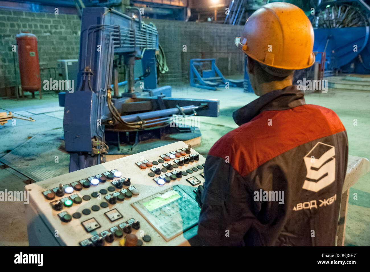 Tyumen, Russia - Agosto 13, 2013: Circle pit rendendo dipartimento al materiale di costruzione fabbrica ZHBI-5. Merci concrete impianto n. 5. Controllo lavoratore pro Foto Stock