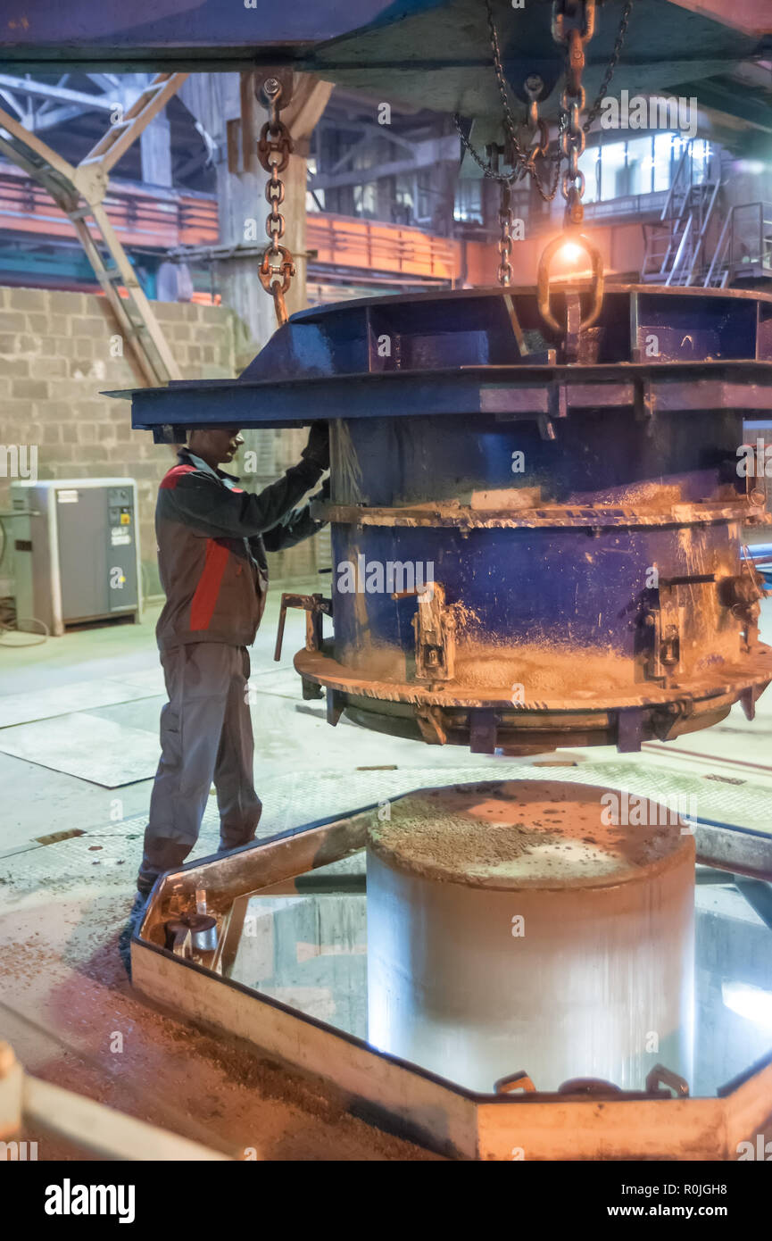 Tyumen, Russia - Agosto 13, 2013: Circle pit rendendo dipartimento al materiale di costruzione fabbrica ZHBI-5 (merci concrete impianto n. 5). Lavoratore facendo cir Foto Stock