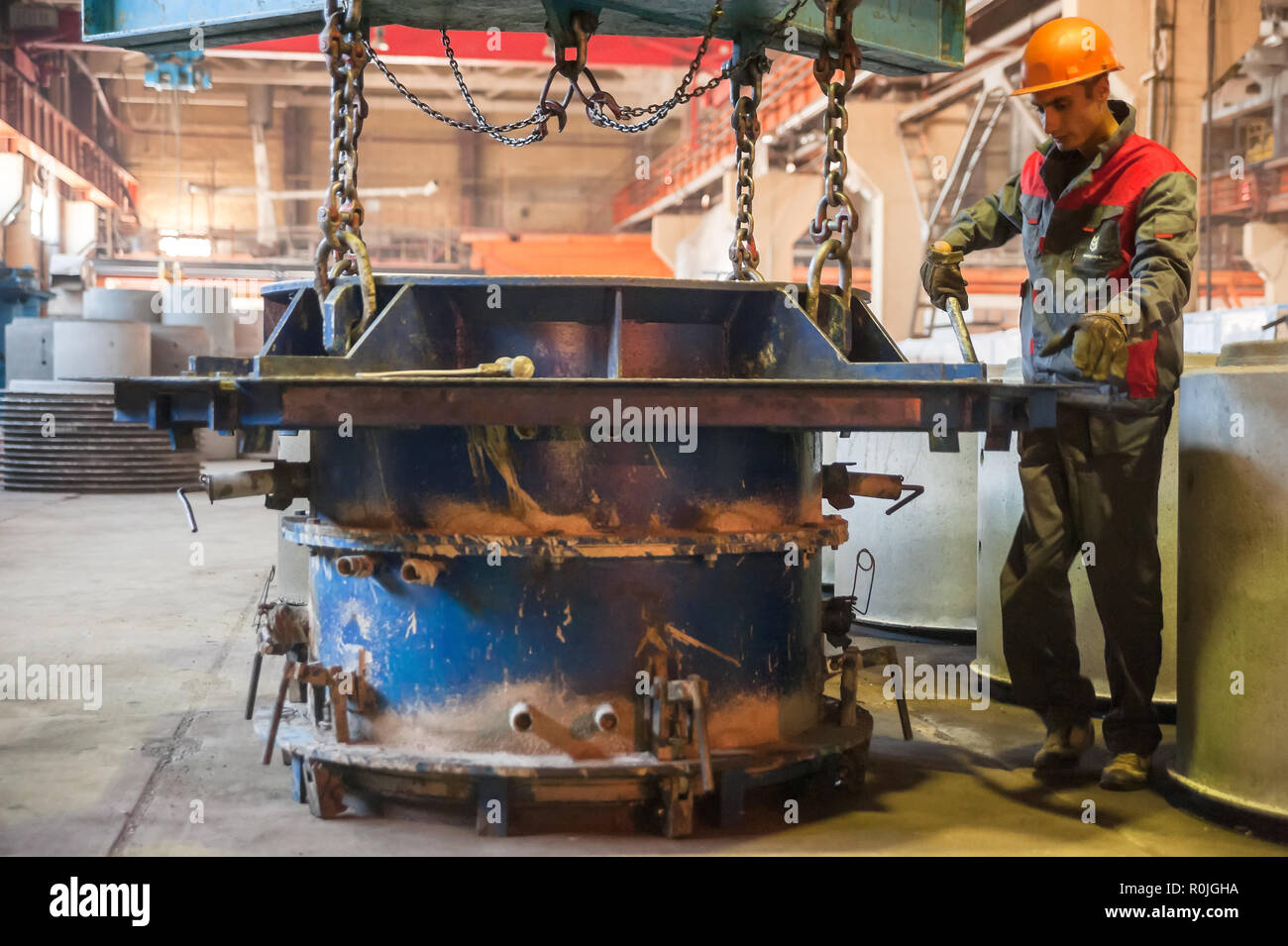 Tyumen, Russia - Agosto 13, 2013: Circle pit rendendo dipartimento al materiale di costruzione fabbrica ZHBI-5 (merci concrete impianto n. 5). Lavoratore rilascia r Foto Stock