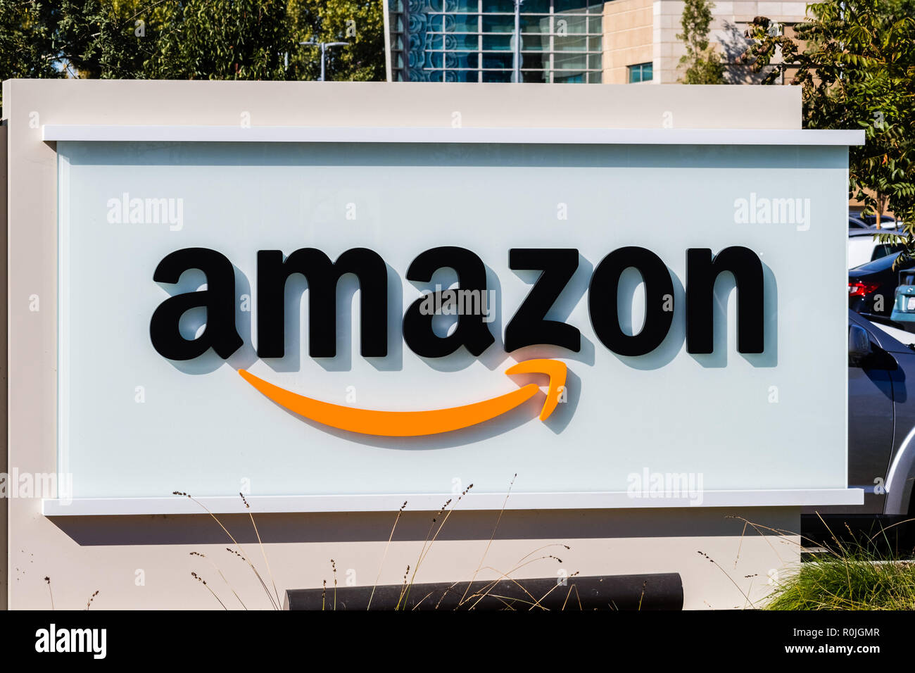 2 novembre 2018 Sunnyvale / CA / STATI UNITI D'AMERICA - Amazon logo nella parte anteriore di uno dei loro edifici di uffici situati nella Silicon Valley, San Francisco Bay Area Foto Stock