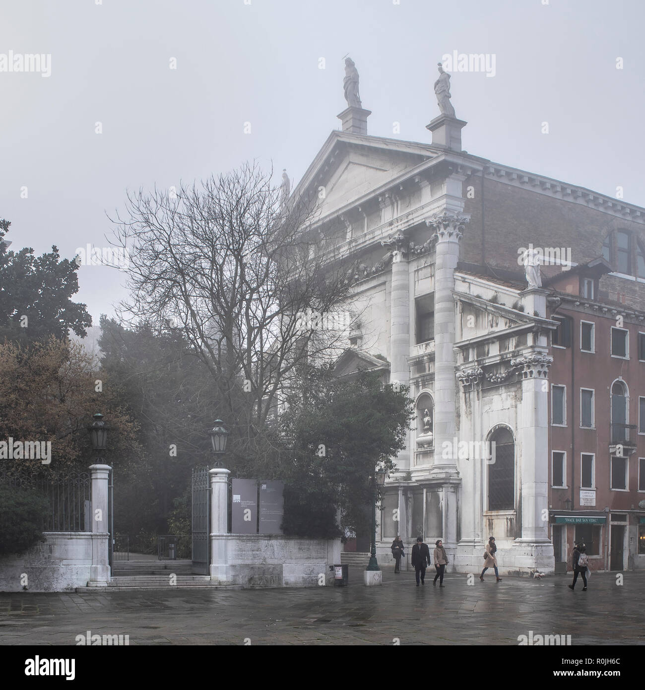 Venezia, Italia, Gennaio - 2018 - giornata invernale scena vista esterna vecchio stile barocco la chiesa al centro storico di Venezia, Italia Foto Stock