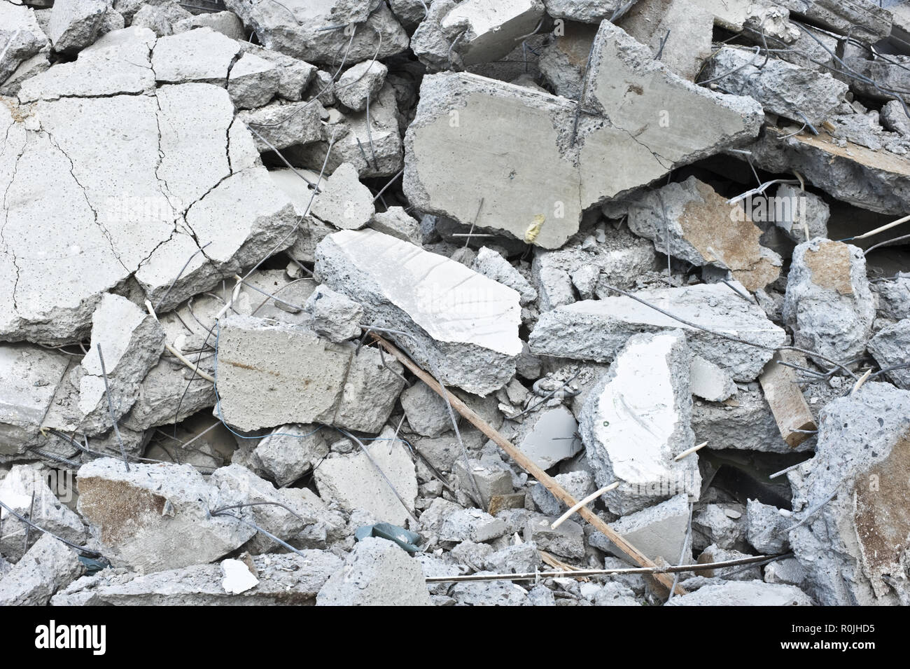 Pila di detriti di calcestruzzo in corrispondenza di un edificio sito di demolizione. Costruzione di riciclaggio dei rifiuti. Foto Stock