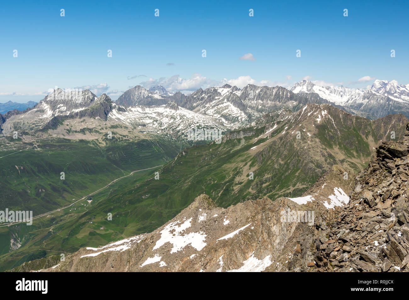 Alpi intorno Oberalpass high mountain pass tra cantoni di Uri e Grigioni in Svizzera Foto Stock
