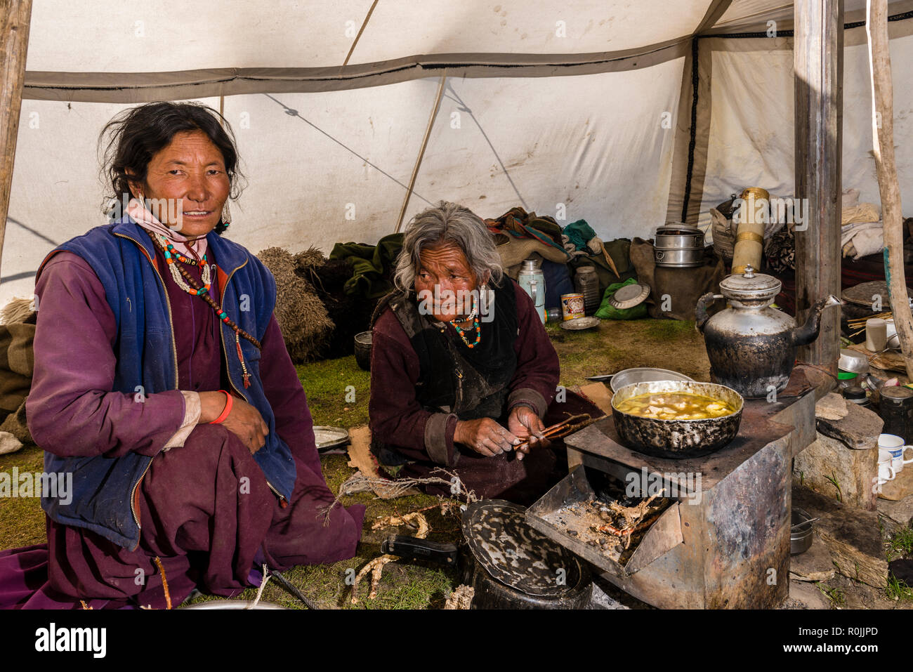 Due nomade le donne sono la preparazione di cibo dentro la loro tenda e si accamparono ad un altitudine di 4.600 m sopra il livello del mare nella zona Changtang vicino a Tso Moriri. Foto Stock