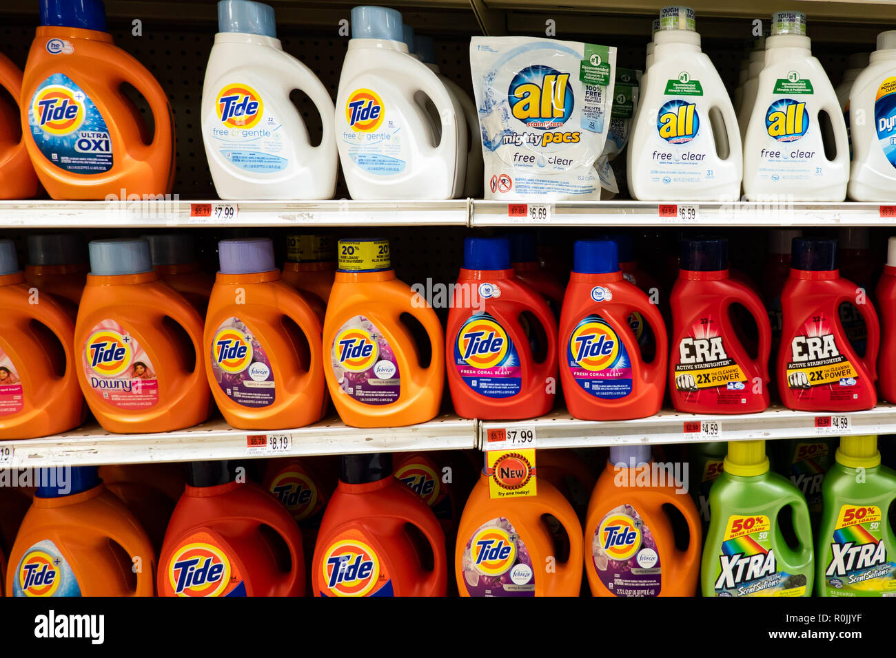 Gli scaffali pieni di bottiglie di servizio lavanderia sapone per la vendita sul display in un piccolo negozio di alimentari in speculatore, NY USA Foto Stock