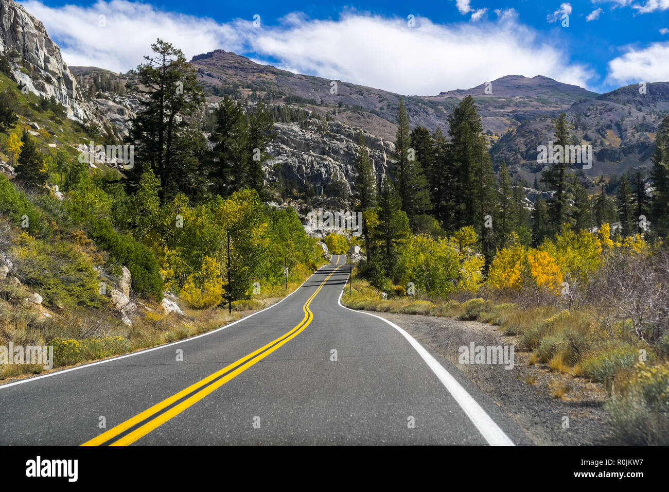 Guida attraverso la Sierra Mountains verso sonora passata su una soleggiata giornata autunnale, California Foto Stock