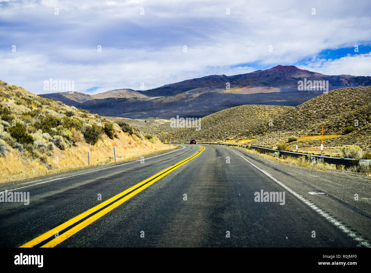 Viaggiando attraverso la Sierra orientale montagne, Mono County, California Foto Stock