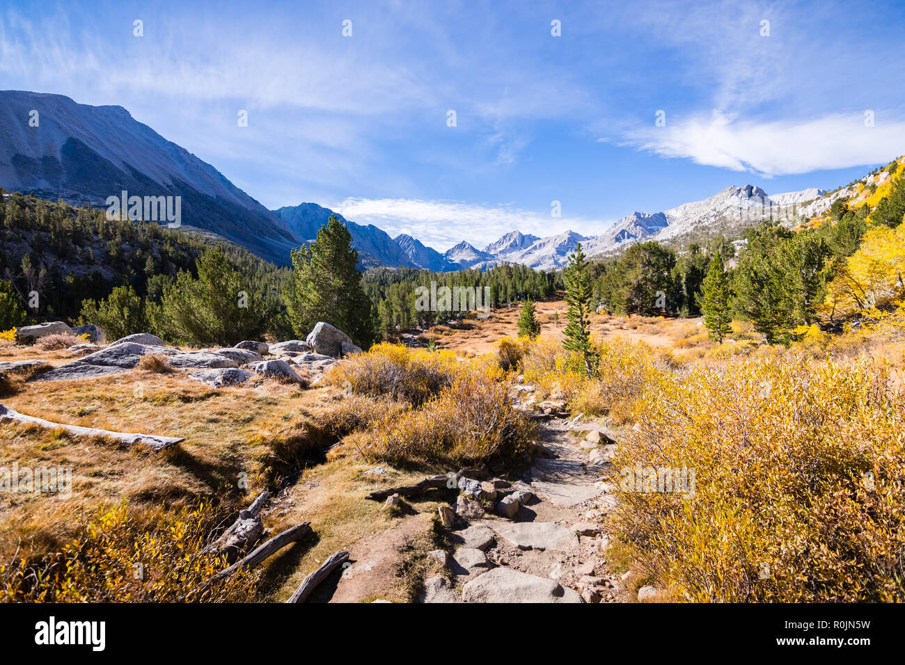 Soleggiata giornata autunnale; piccoli laghi Valley Trail, John Muir wilderness, Eastern Sierra Nevada, in California Foto Stock