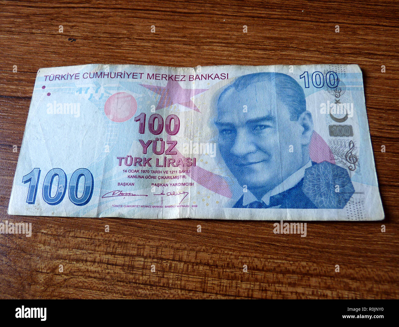 Close up della lira turca banconota su sfondo di legno. banconota da 100 lira turca Foto Stock