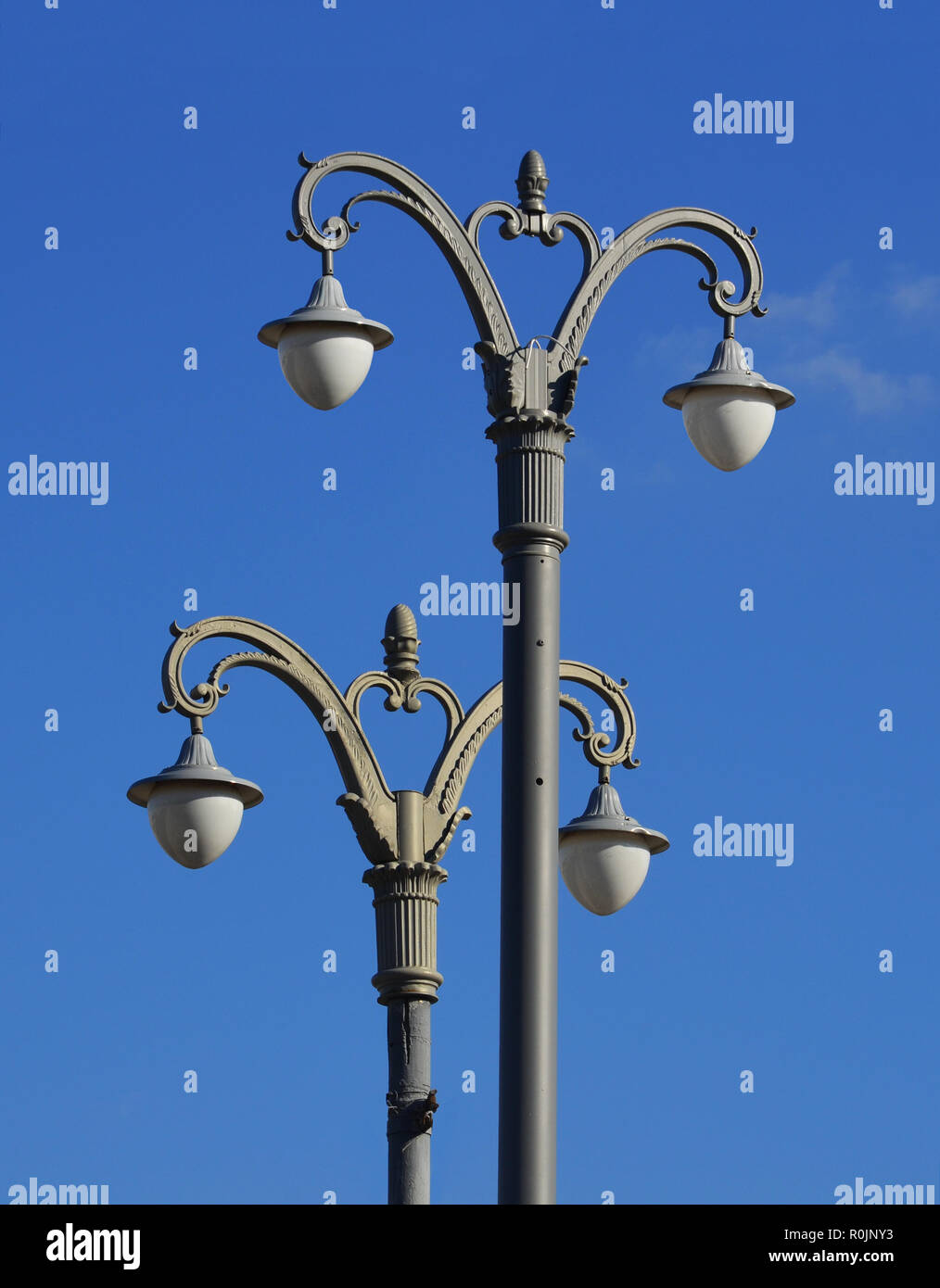Stock photo-due lanterne sul cielo blu Foto Stock