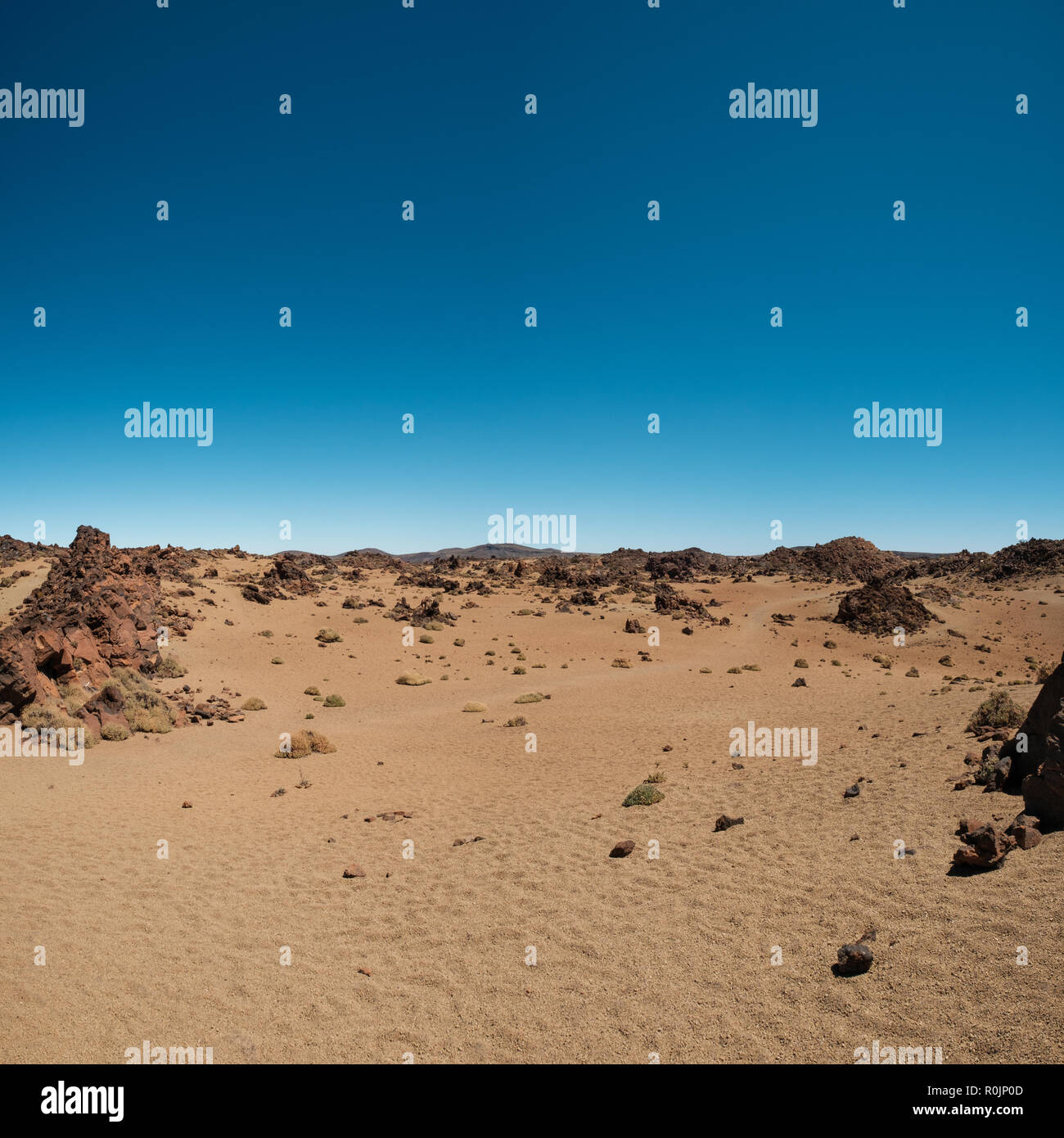Il paesaggio del deserto con le rocce vulcaniche e cielo blu Foto Stock