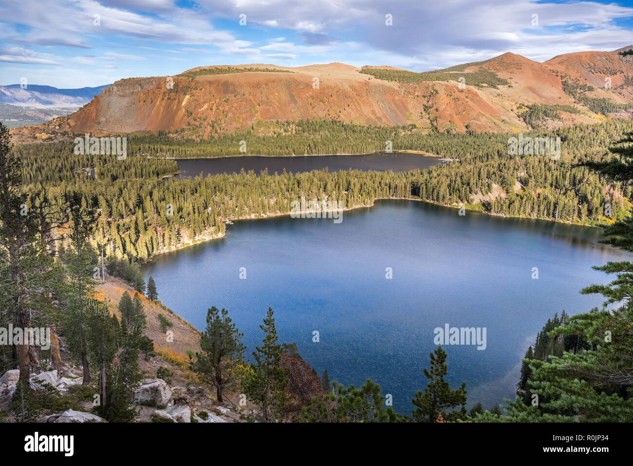 Vista aerea del lago George in Mammoth Lakes basin vicino al tramonto; Lago di Marie visibile in background; Sierra orientale montagne, California Foto Stock