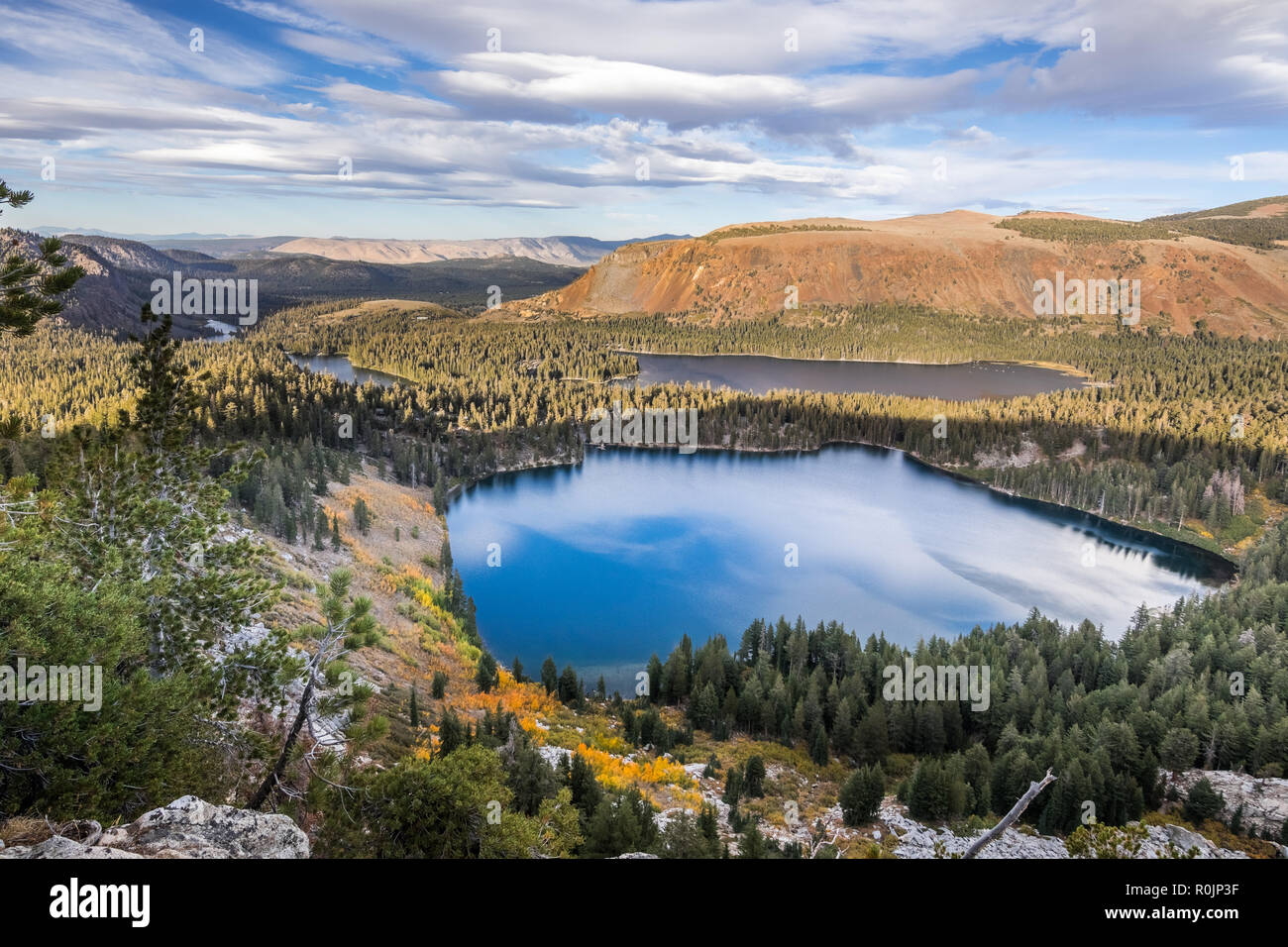 Vista aerea del lago George in Mammoth Lakes basin vicino al tramonto; Lago di Marie visibile in background; Sierra orientale montagne, California Foto Stock