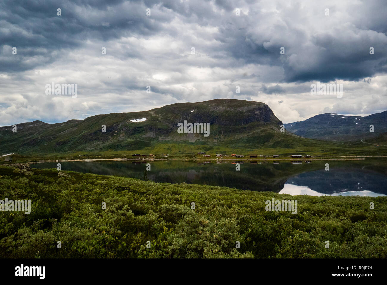 Eldravatnet montagna lago lungo la RV52 guida su strada da Hemsedal per Laerdal (Laerdal) in Norvegia Foto Stock
