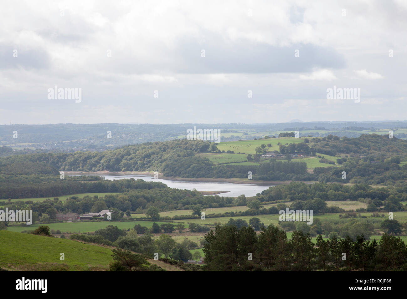Basso livello dell'acqua nell'estate del 2018 a colpite dalla siccità Tittsworth serbatoio dall'Roaches vicino a Leek Peak District Staffordshire Inghilterra Foto Stock