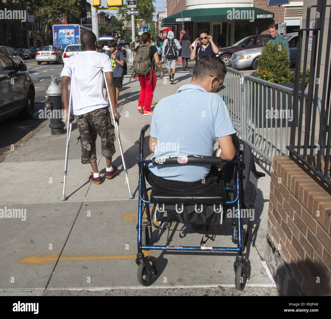 Persone con problemi di mobilità al di fuori di Brooklyn Methodist Hospital sulla settima avenue a Park Slope, Brooklyn, New York. Foto Stock