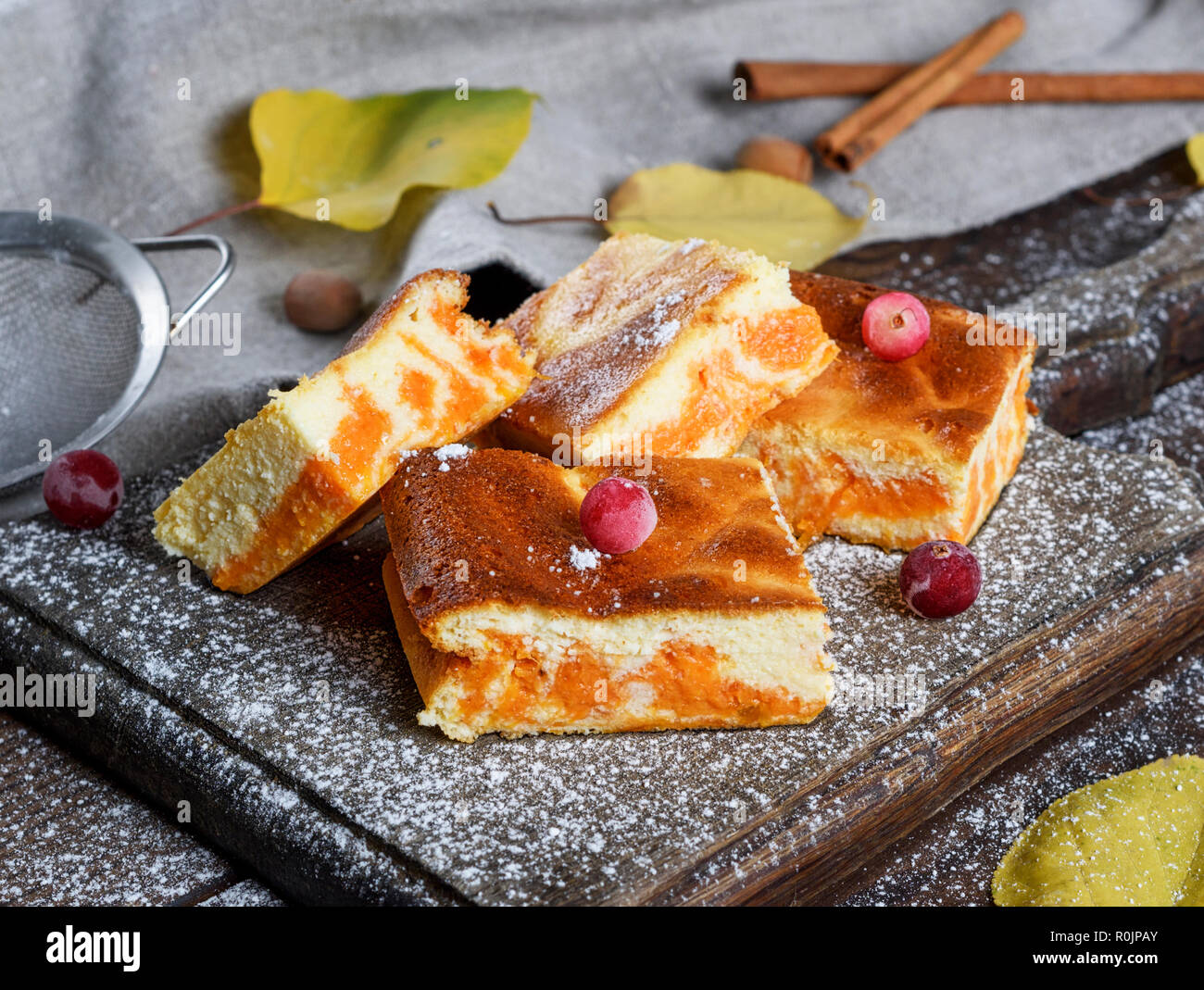 Square fette di formaggio e torta di zucca, close up Foto Stock