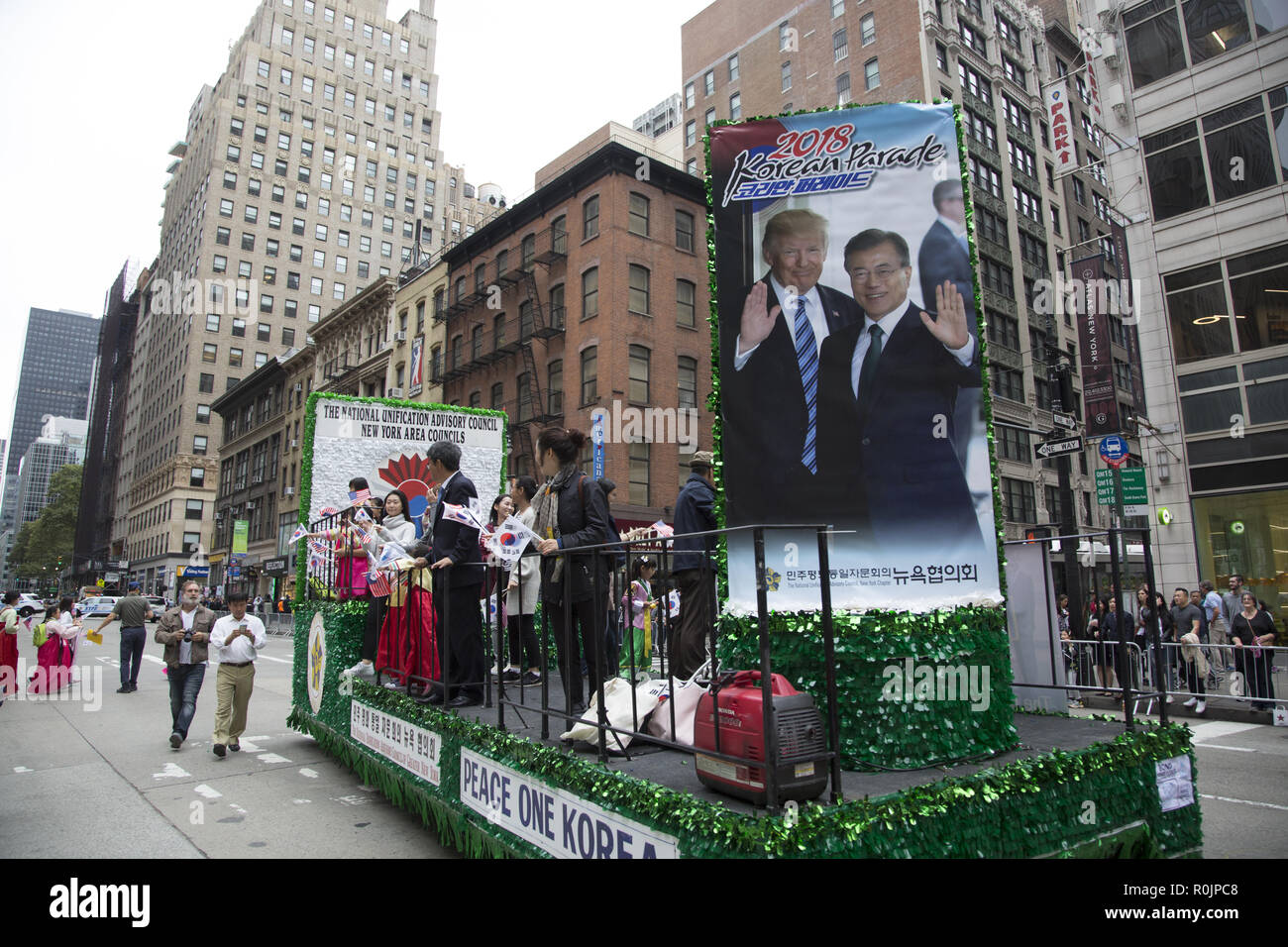 Il coreano parata del giorno nella città di New York passa attraverso il centro di Manhattan lungo la 6th Avenue in Korea Town a West 32nd Street. Comunicazione nazionale del consiglio consultivo promuove American & North & Suth coreano il progresso verso la pace e la riunificazione della Corea. Foto Stock