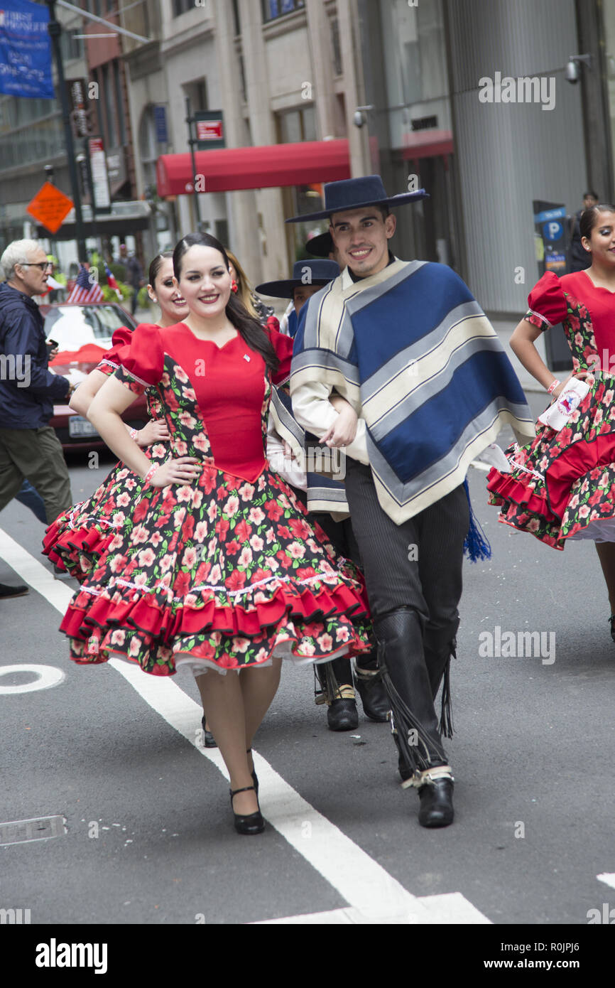 2018 Giornata Ispanica Parade sulla Quinta Avenue in New York City. Ballerini Folk che rappresenta il Cile dare una vivace performance in parata. Foto Stock