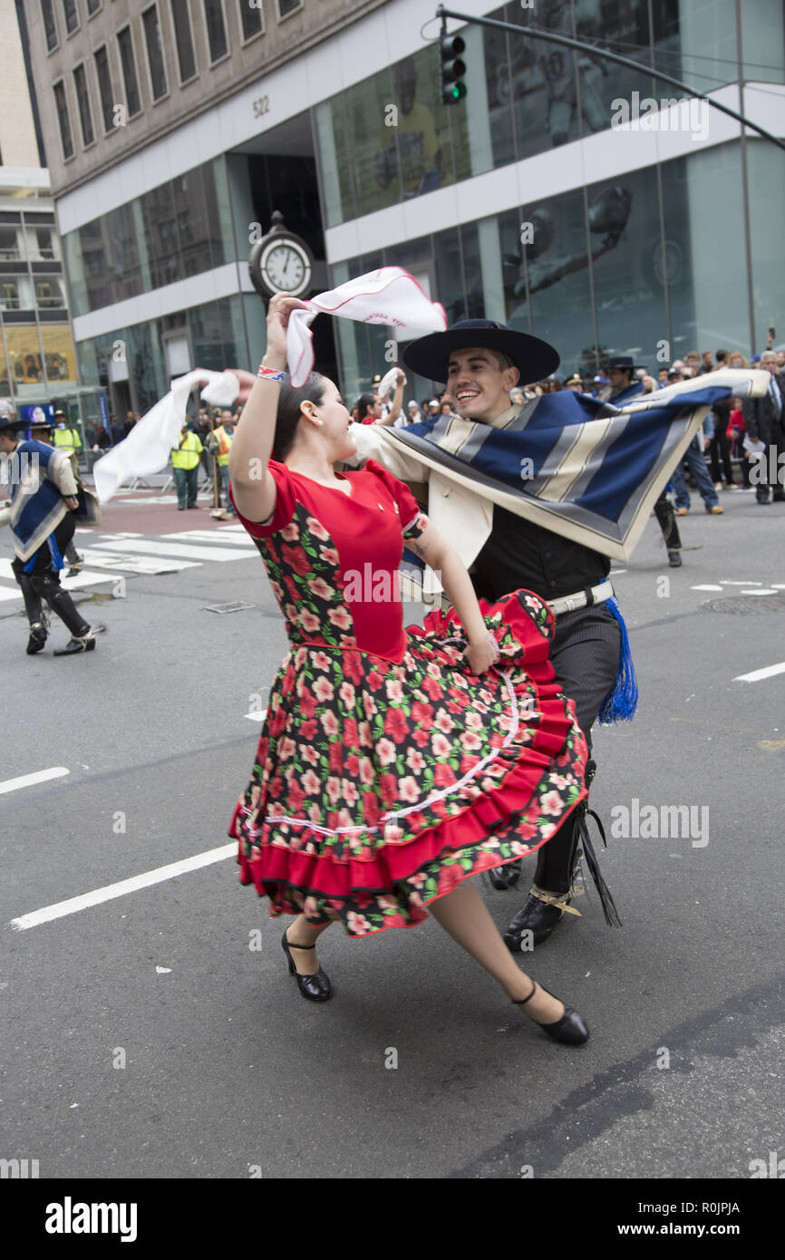 2018 Giornata Ispanica Parade sulla Quinta Avenue in New York City. Ballerini Folk che rappresenta il Cile dare una vivace performance in parata. Foto Stock