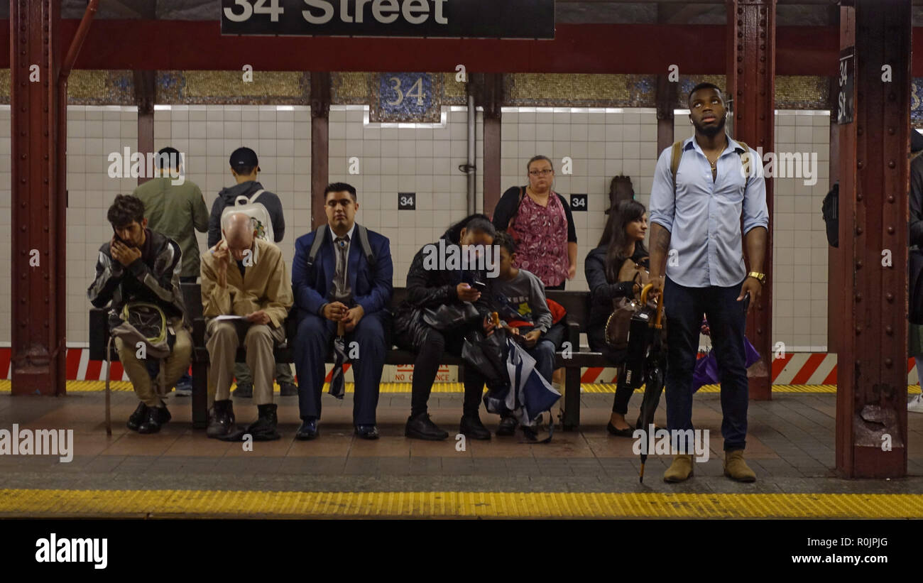I piloti della metropolitana attendere sulla piattaforma per un treno d a 34th Street e Broadway a Manhattan, New York City. Foto Stock