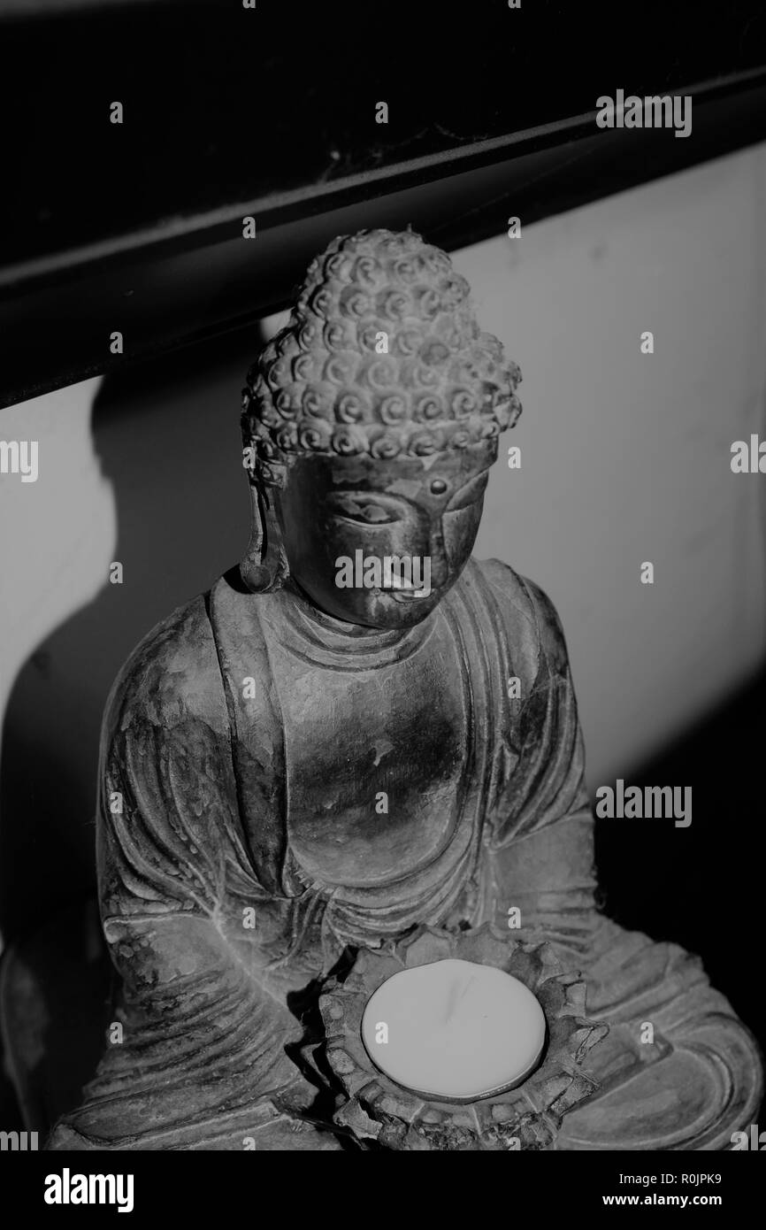 Una foto di un Buddha candela ornamento Foto Stock