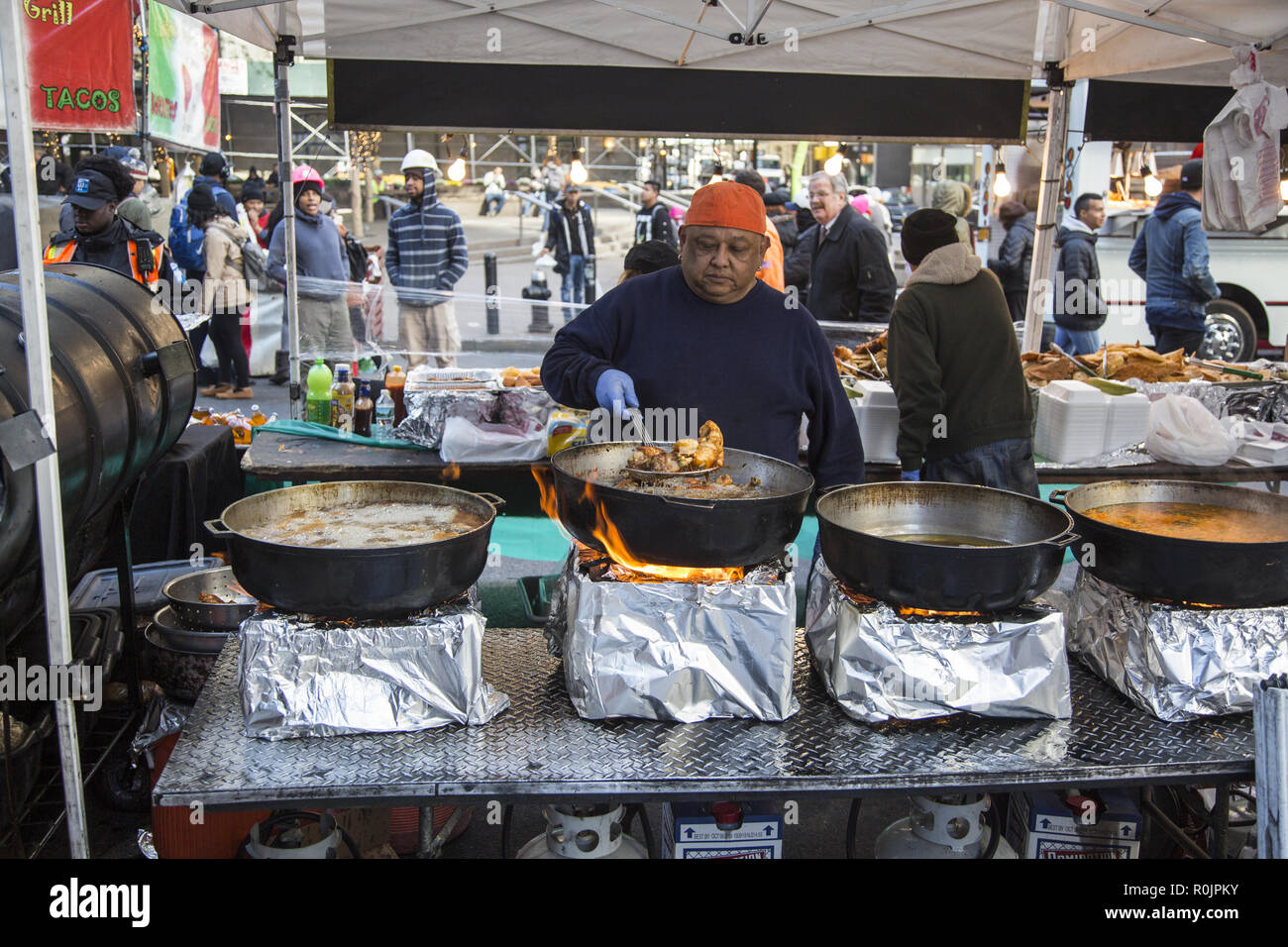 I fornitori di prodotti alimentari per la cottura sul sito di un quotidiano food fair in Lower Manhattan off Broadway nel Quartiere Finanziario. Foto Stock