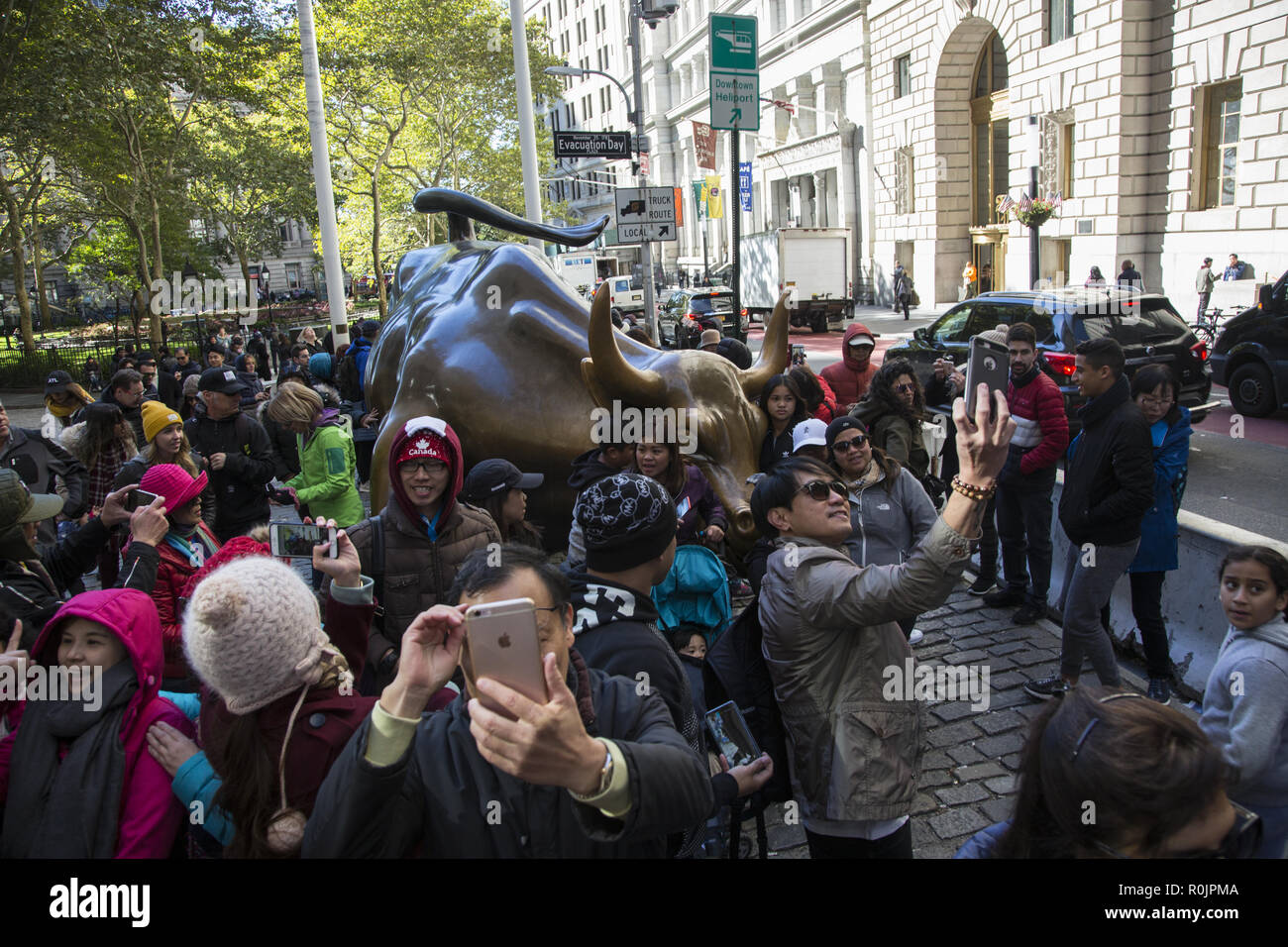 Il famoso 'Wall Street" Bull è una popolare attrazione turistica per essere fotografati a sul lower Broadway a New York City. Foto Stock