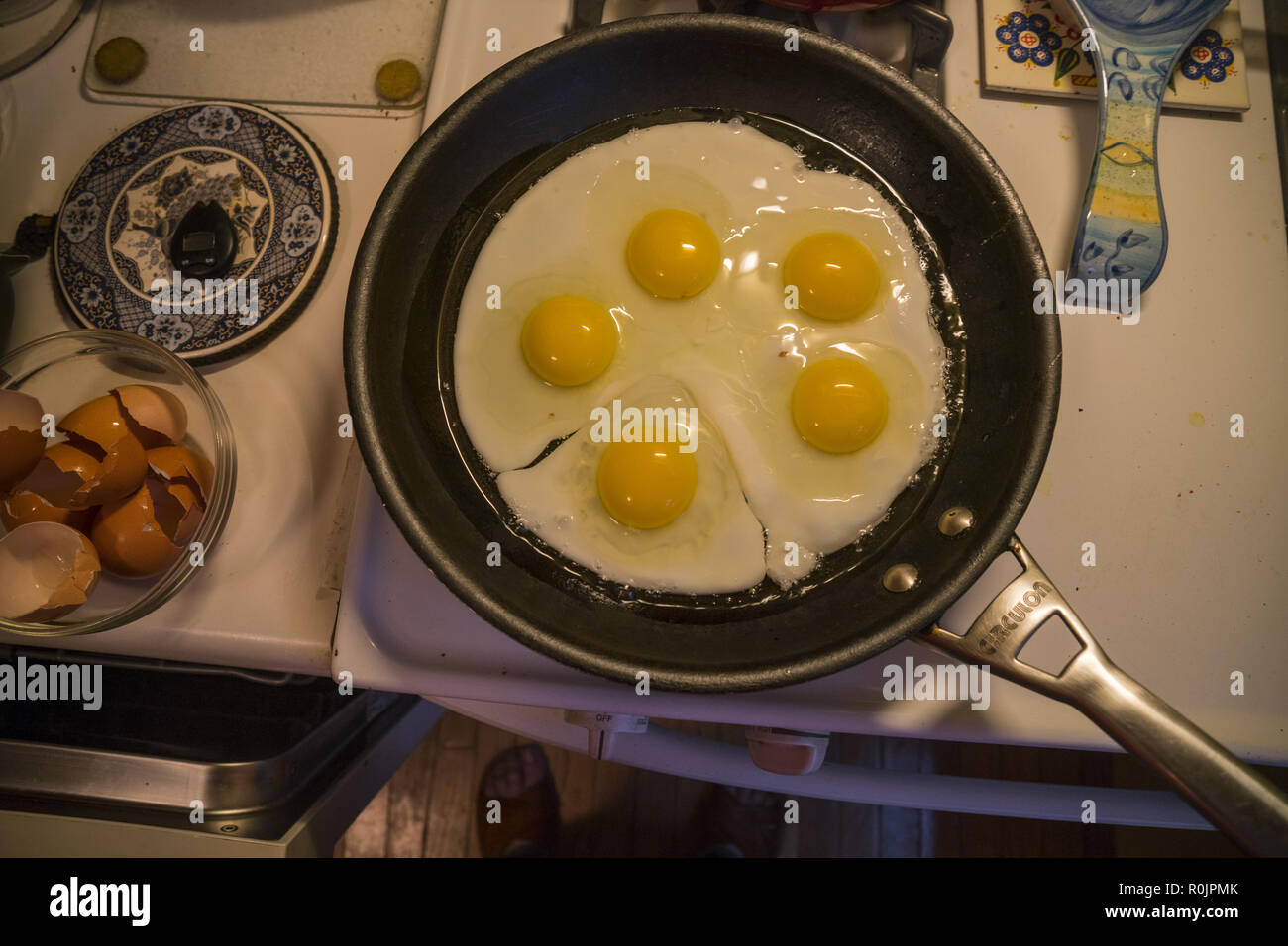 Sunny Side up cookling uova per colazione sul fornello. Foto Stock