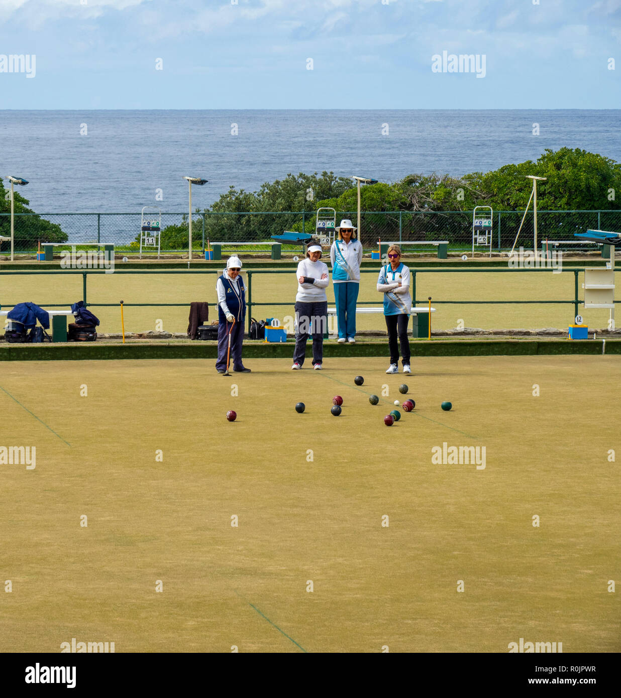 Quattro medioevo per donne anziane giocando a bocce su prato a Clovelly Bowling e la ricreazione Club Sydney NSW Australia. Foto Stock