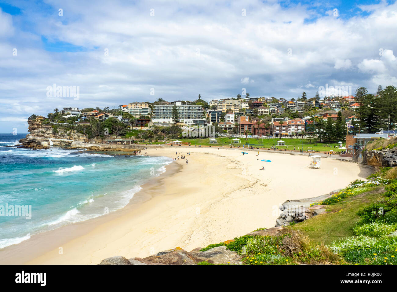 Per Bondi e Coogee passeggiata costiera Bronte Beach e abitazioni sulla scogliera di arenaria sull Oceano Pacifico Sydney NSW Australia. Foto Stock