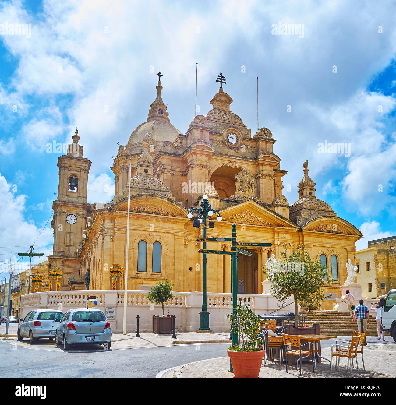 NADUR, Malta - 15 giugno 2018: scenic facciata di San Pietro e Paolo Basilica con grande cupola, orologio sulla torre campanaria e facciata a parete, decorate scolpito Foto Stock