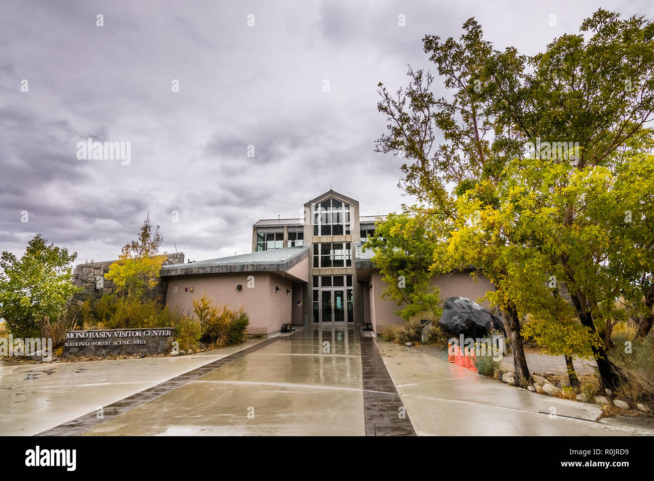 Bacino Mono Visitor Center building in una piovosa giornata autunnale, Eastern Sierra Nevada, in California Foto Stock