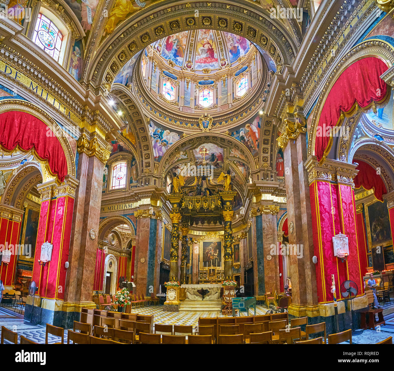 VICTORIA, Malta - 15 Giugno 2018 : la stupefacente interno barocco di St George Basilica con aview sull altare maggiore, il suo baldacchino ornati, esili colonne in pietra Foto Stock