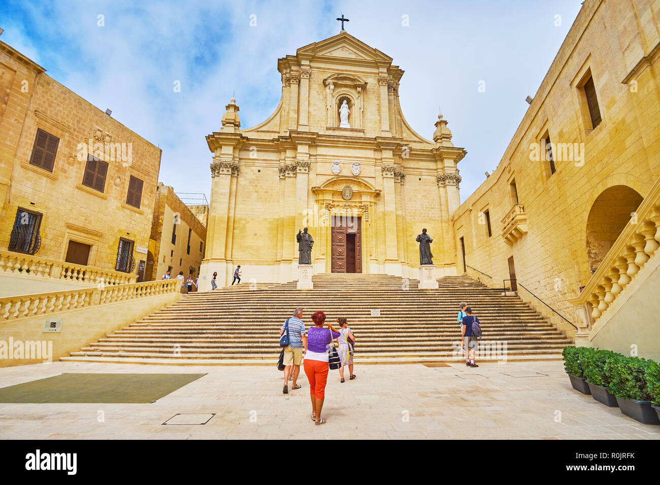 VICTORIA, Malta - 15 giugno 2018: piazza della cattedrale a Cittadella (Il Castello) di Rabat con una vista sul presupposto medievale Duomo e palazzi in pietra Foto Stock