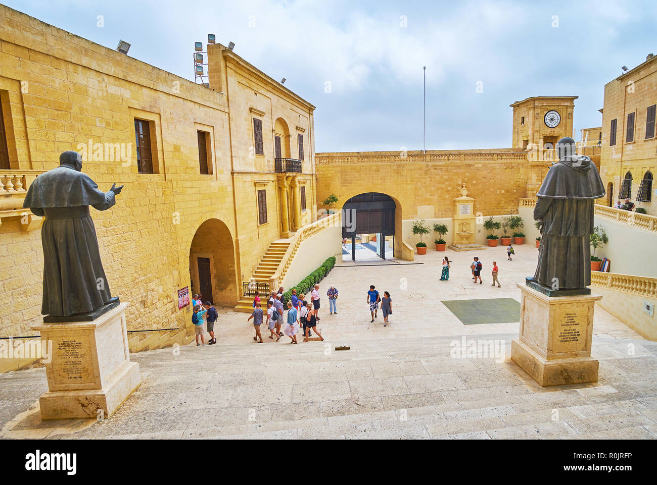 VICTORIA, Malta - 15 giugno 2018: piazza della cattedrale a Cittadella (Il Castello) di Rabat con le statue dei Papi Pio IX e Giovanni Paolo II, grande bastione a un Foto Stock