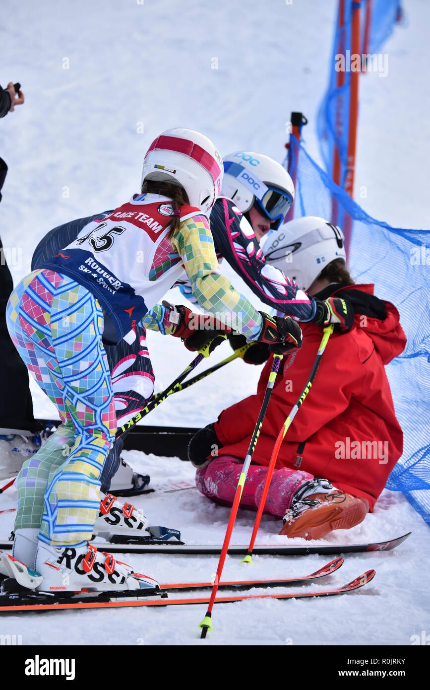 LOON MOUNTAIN USA - gennaio 24: Tina Sutton Memorial. I partecipanti non identificato calmate ragazza che sentiva verso il basso nel corso di sci junior gara il 24 gennaio Foto Stock