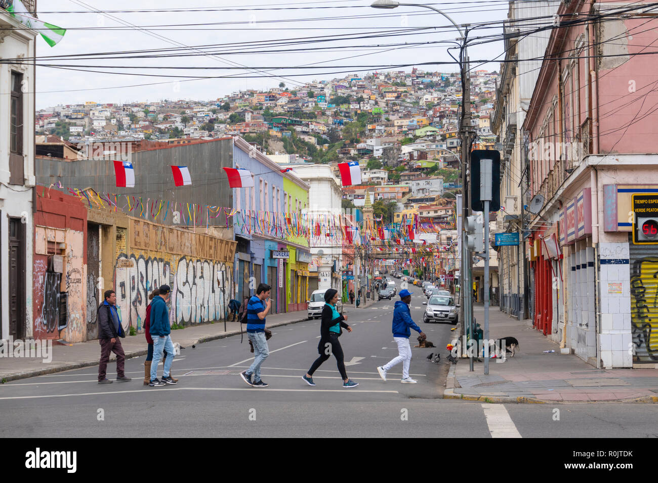 La popolazione locale a camminare su una strada in Valparaiso Foto Stock