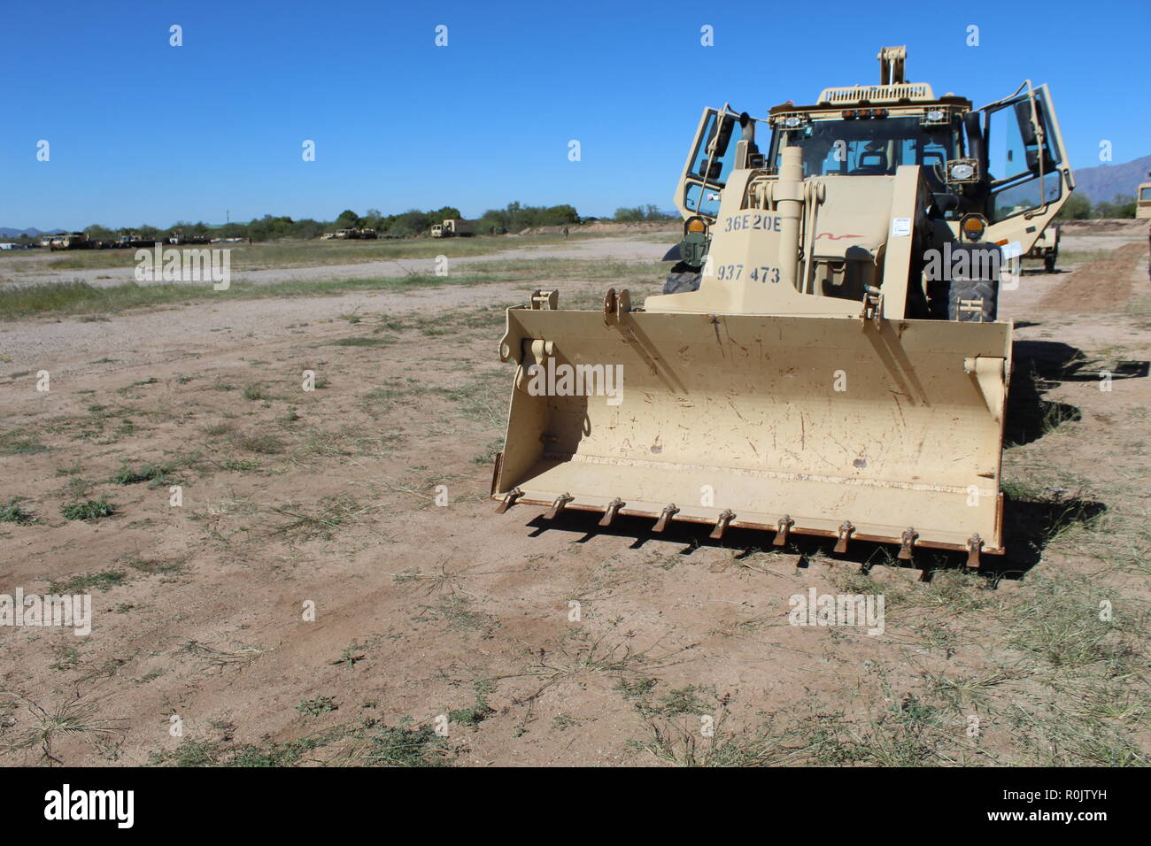 Una elevata mobilità escavatore tecnico assegnato alla XXXVI Engineer brigata di Fort Hood in Texas, arriva a Davis-Monthan Air Force Base, Tucson in Arizona Nov. 5, 2018. Stati Uniti Comando Nord è quello di fornire supporto militare per il Dipartimento della Sicurezza Interna degli Stati Uniti e Delle dogane e della protezione delle frontiere a fissare il confine meridionale degli Stati Uniti. (U.S. Foto dell'esercito dal 2° Lt. Corey Maisch) Foto Stock