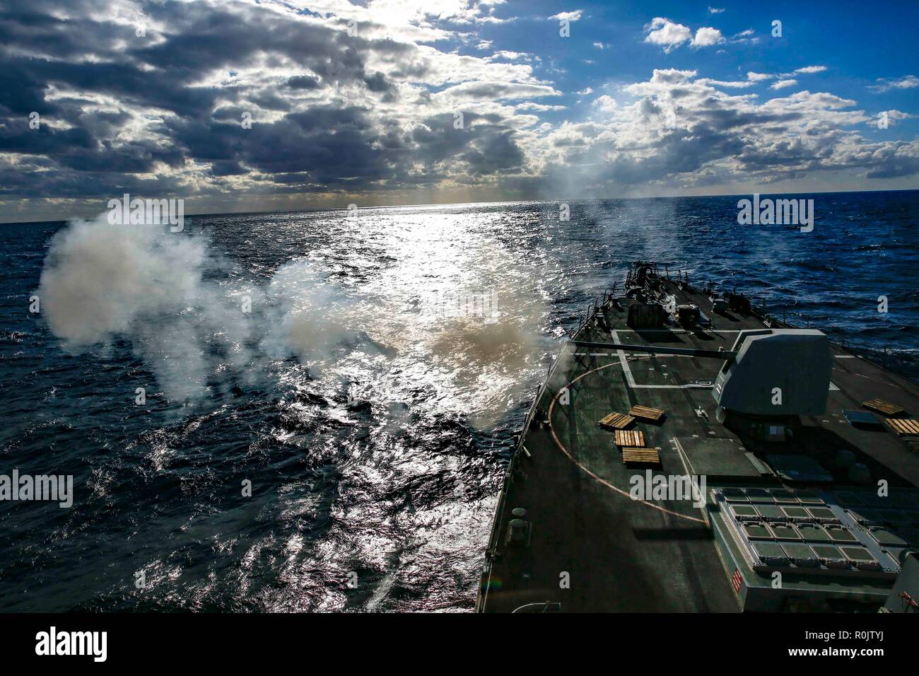 Oceano atlantico (nov. 4, 2018) guidato-missile destroyer USS Nitze (DDG 94) conduce una Mk 45 5' sparare pistola come parte della superficie Warfare Advanced Tactical Training (SWATT) esercizio. USS Abraham Lincoln (CVN 72) il vettore Strike gruppo (CSG) cruiser-destroyer (i petroli grezzi) unità sono il completamento della prima costa Est superficie di petroli grezzi Warfare Advanced Tactical Training (SWATT) esercizio. SWATT è guidato dalla superficie navale e il mio combattimento Centro di sviluppo (SMWDC) ed è progettato per aumentare la competenza combattimento, letalità, e l'interoperabilità delle unità partecipanti. (U.S. Foto di Marina dalle comunicazioni di massa Foto Stock