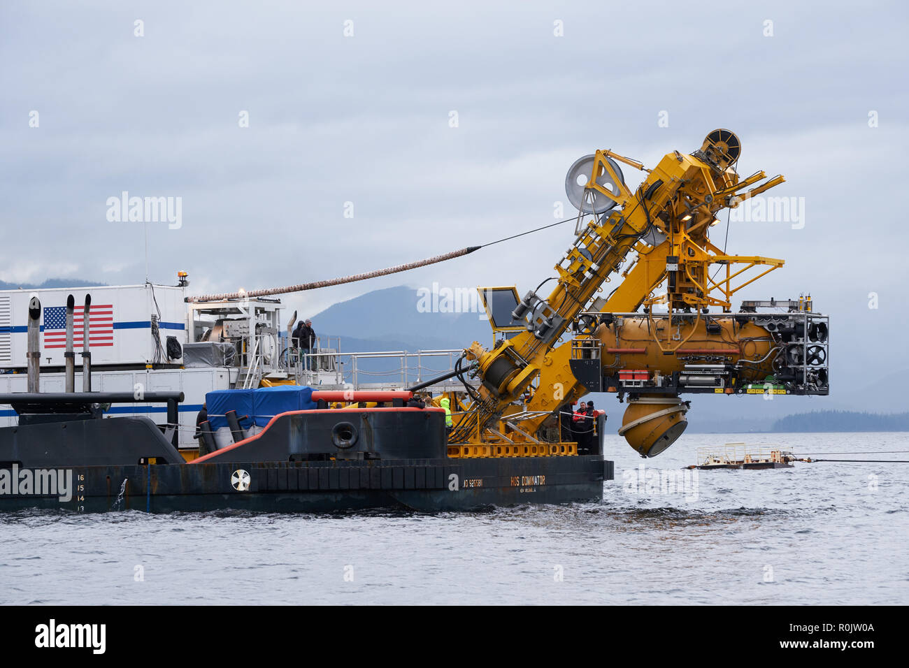 181027-N-MF696-155 KETCHIKAN, Alaska (Ottobre 27th, 2018) un militare Sealift Command-charter nave mercantile HOS Dominator distribuisce sottomarino il comando di salvataggio (HRK) pressurizzato modulo di soccorso (PRM) per condurre una coniugata con la Virginia-classe fast-attacco sommergibile USS Texas (SSN 775) immersi nel sud-est Alaska misurazione acustica Facility (SEAFAC) sito statico. URC sta conducendo un sommergibile esercitazione di soccorso con Texas al largo della costa di Ketchikan, Alaska a SEAFAC. (U.S. Navy foto di Monica McCoy/rilasciato) Foto Stock