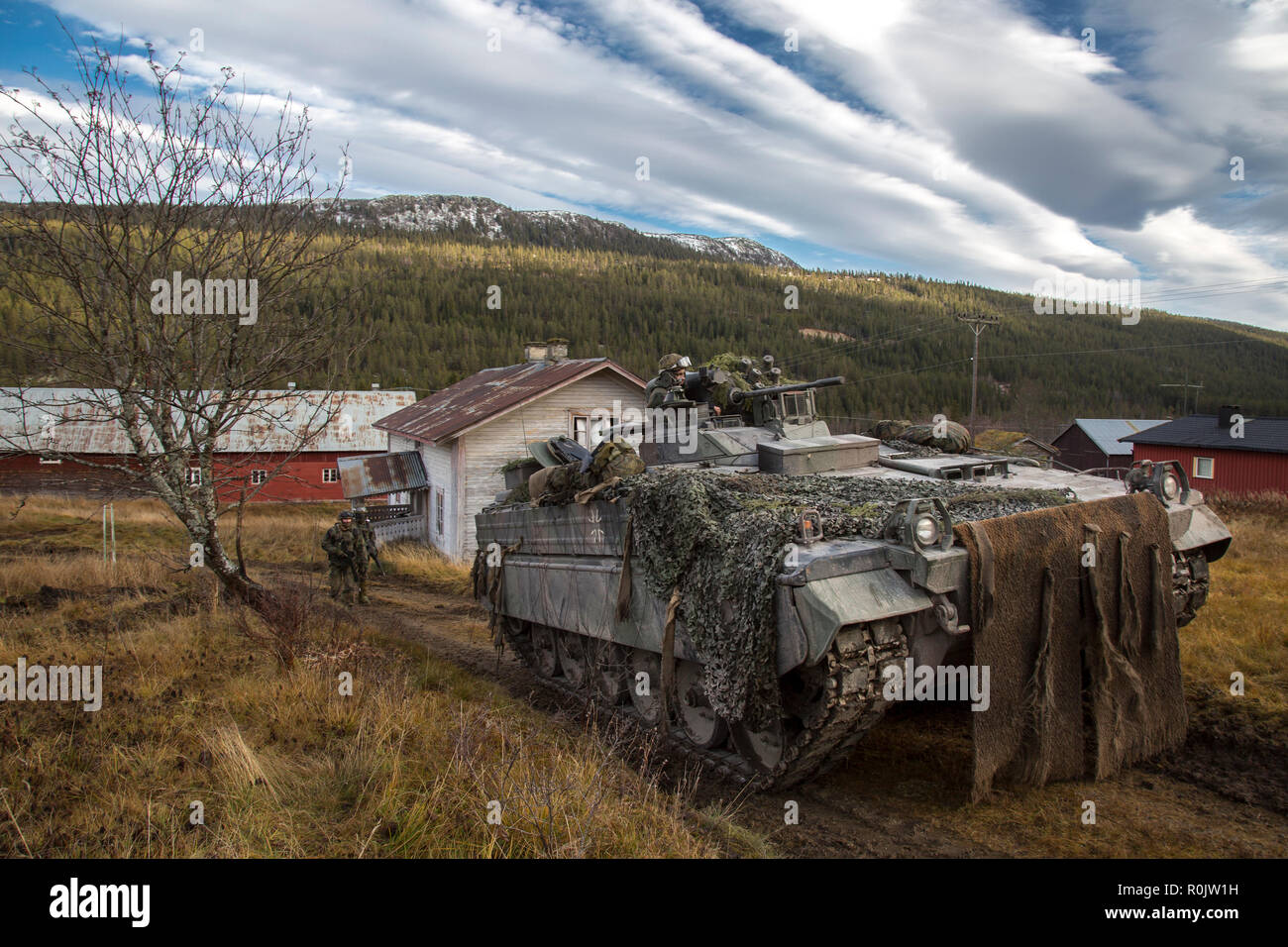 La fanteria tedesca veicolo da combattimento Marder entrarono nella posizione di case coloniche abbandonate per fissare il gruppo area del tedesco gruppo di battaglia vicino alla città di Engerdal. Esercitazione NATO Trident frangente, in Norvegia, a Novembre 03, 2018. Foto: SGM Marco Dorow, Esercito Tedesco. Foto Stock