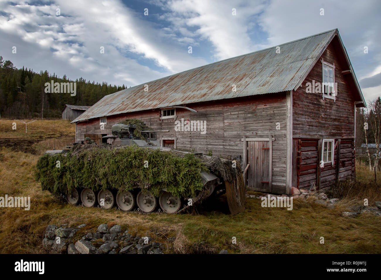 La fanteria tedesca veicolo da combattimento Marder entrarono nella posizione di case coloniche abbandonate per fissare il gruppo area del tedesco gruppo di battaglia vicino alla città di Engerdal. Esercitazione NATO Trident frangente, in Norvegia, a Novembre 03, 2018. Foto: SGM Marco Dorow, Esercito Tedesco. Foto Stock